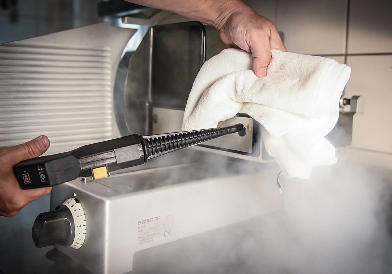 Mikrotrockendampfreinigung an (Küchen-)Geräten und Maschinen